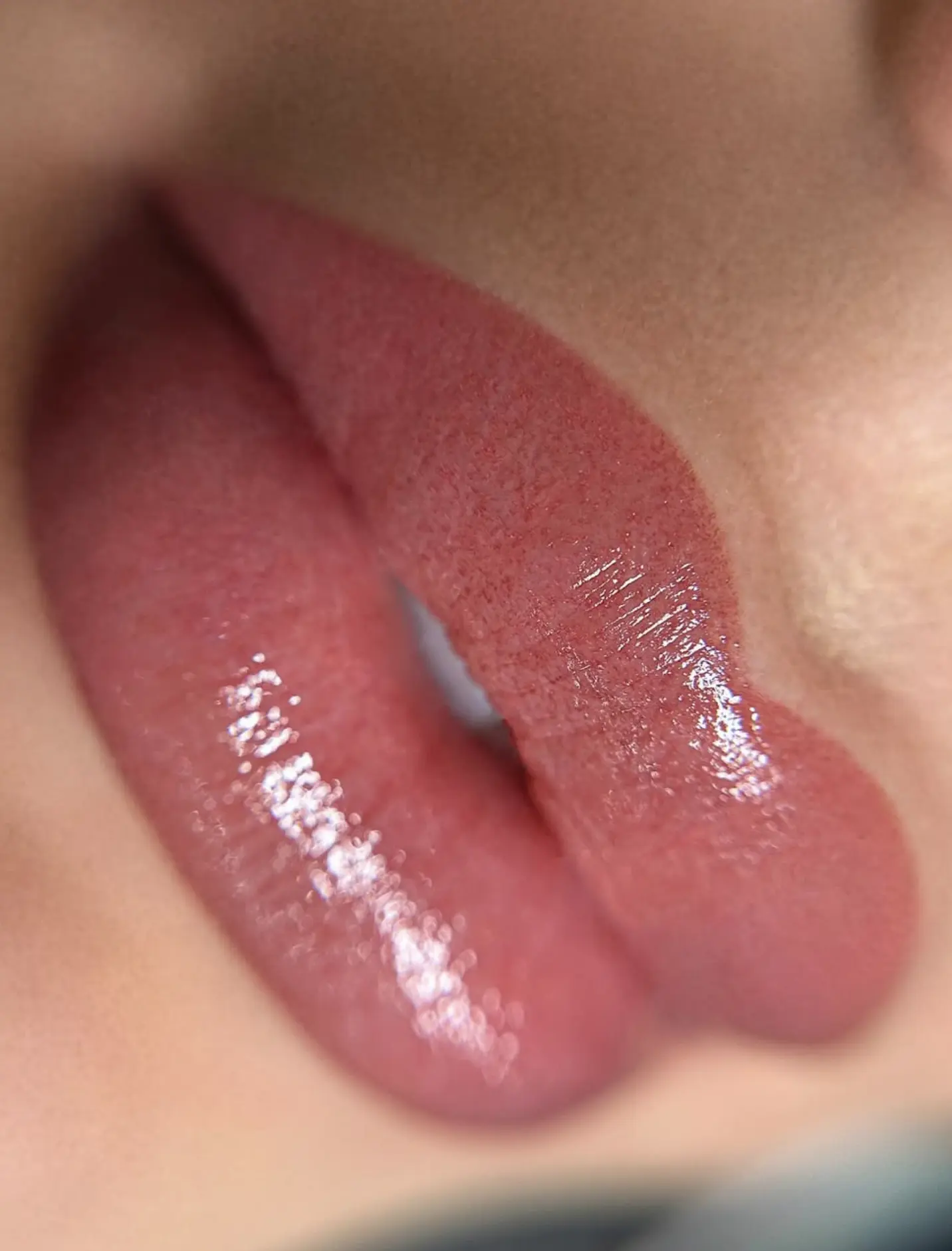 Semi-permanent lip tint service